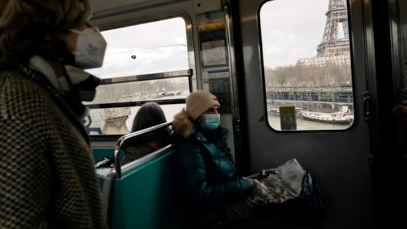 In den öffentlichen Verkehrsmitteln gilt schon länger Maskenpflicht. (Bild: AP)