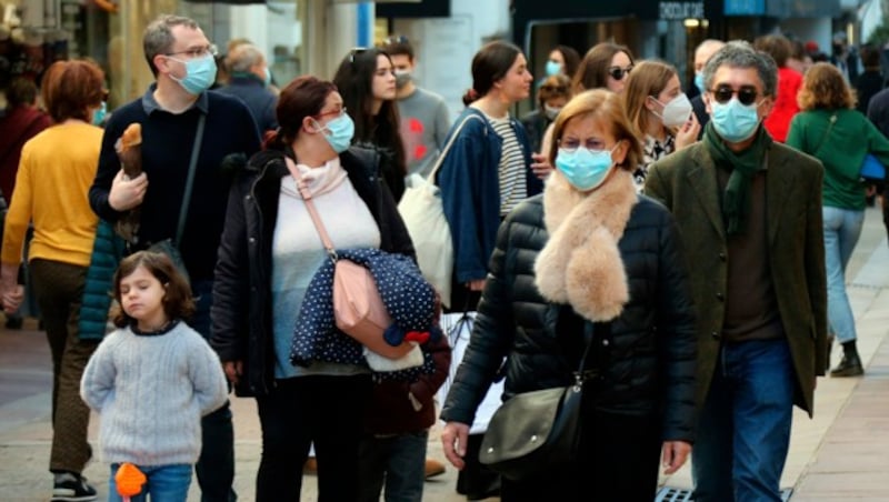 Auch in anderen französischen Städten, wie hier in Saint Jean de Luz, sind die Masken - wenn auch nicht verpflichtend - im Freien häufig zu sehen. (Bild: AP)