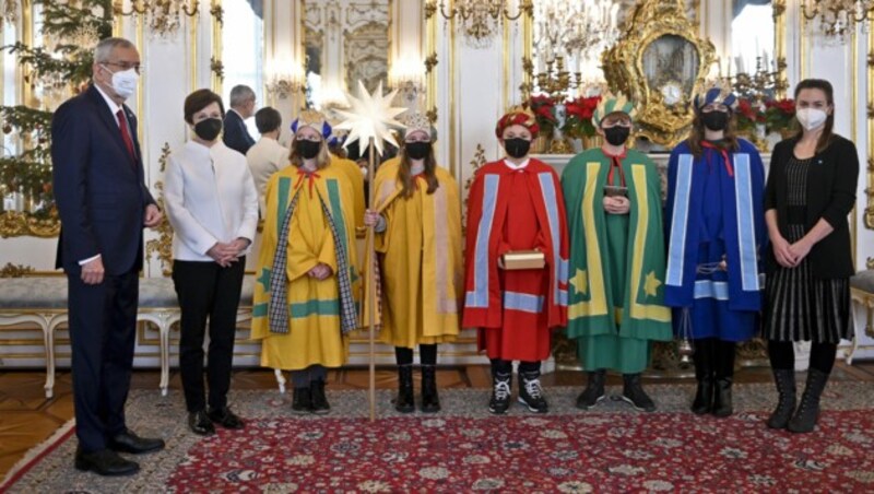 Bundespräsident Alexander Van der Bellen und Ehefrau Doris Schmidauer im Rahmen des traditionellen Besuchs der Sternsinger beim Bundespräsidenten in der Präsidentschaftskanzlei in Wien. (Bild: APA/HERBERT NEUBAUER)