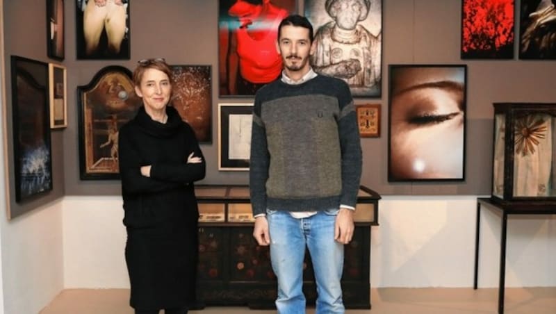 Kunstvoll nähert sich Simon Brugner (im Bild mit Kuratorin Birgit Johler) mit seinen Fotografien in der Ausstellung „Erinnerung an die steirischen Arsenikesser“ im Grazer Volkskundemuseum an dieses wohlgehütete steirische Geheimnis an. (Bild: UMJ/J. J. Kucek)