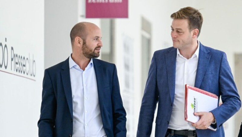 Klubobmann SeverinMayr und Landesrat Stefan Kaineder, beide von den Grünen. (Bild: Alexander Schwarzl)