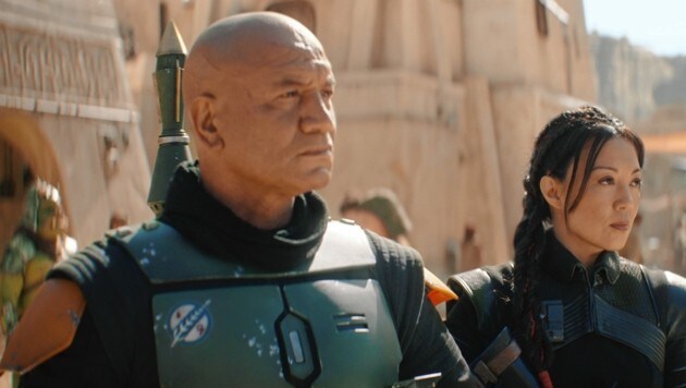 Temuera Morrison als Boba Fett und Ming-Na Wen als Fennec Shand (rechts im Bild) übernehmen nach dem Tod von Jabba the Hut die Macht des Syndikats auf Tatooine. (Bild: Disney+)