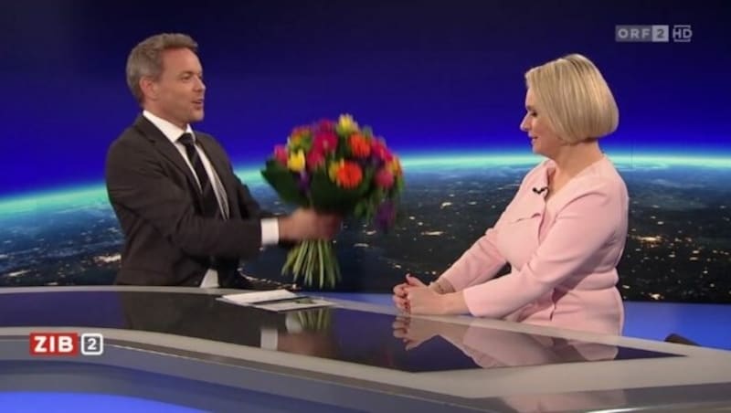 „Du sitzt auf meinem Platz“, erklärte die Moderatorin ihrem Kollegen Martin Thür - natürlich nicht ganz ernst gemeint. (Bild: Screenshot tvthek.orf.at/ZiB 2)