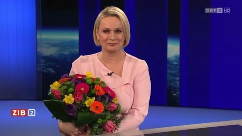 „Das ist ja wie bei Thomas Gottschalk“, zeigte sich Lorenz-Dittlbacher über ein Blumenstrauß zum Abschied erfreut. (Bild: Screenshot tvthek.orf.at/ZiB 2)