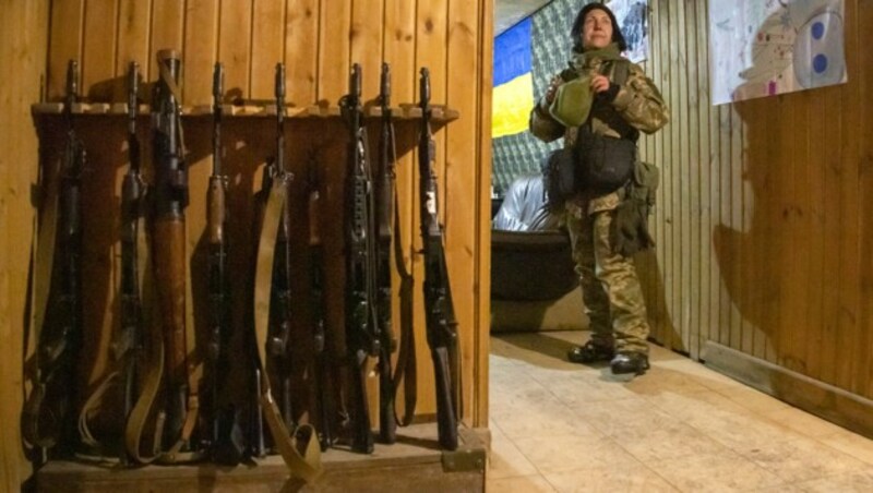 Eine ukrainische Kämpferin in der umkämpften Region Donezk (Bild: The Associated Press)