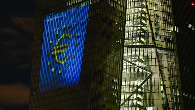 Die Südfassade der Zentrale der Europäischen Zentralbank (EZB) in Frankfurt (Bild: APA/dpa/Arne Dedert)
