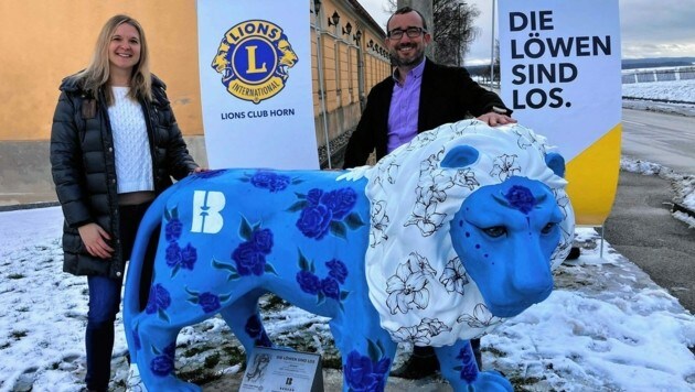 Präsident Gottfried Stark & Club-Sekretärin Julia Langstadlinger mit einem der Löwen. (Bild: Lions Club Horn)