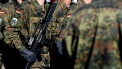 Eine militärische Übung der deutschen Bundeswehr mit dem Jagdkommando im Wald mündet jetzt in ein Strafverfahren gegen eine Kärntner Jägerin. (Bild: APA/AFP/HAUKE-CHRISTIAN DITTRICH)