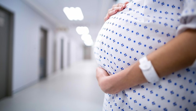 Mit Hilfe einer In-Vitro-Befruchtung wollten drei Frauen schwanger werden. (Bild: stock.adobe.com)