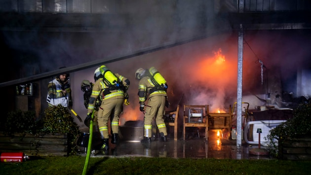 Der Terrassenbrand in Völs griff auf das Wohnzimmer über. (Bild: Zeitungsfoto.at/Team)