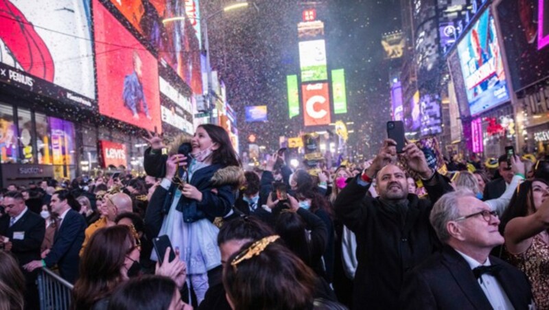 Tausende Menschen fanden sich auch heuer am Times Square in New York ein, um das neue Jahr zu begrüßen. (Bild: AP Photo/Jeenah Moon)