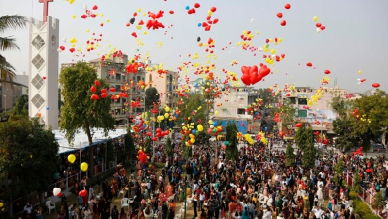 Bunte Luftballons statt Feuerwerk stiegen in Ahmedabad, Indien, empor. (Bild: AP Photo/Ajit Solanki)