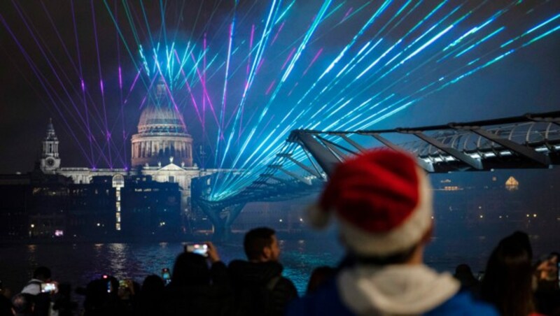 Pompöse Lichtershow vor der St Paul‘s Cathedral in London (Bild: AP Photo/Matt Dunham)