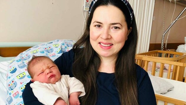 Mama und Neujahrsbaby Andreas sind wohlauf (Bild: zVg)