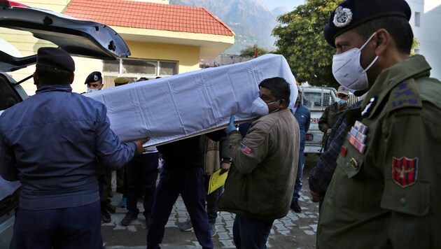 Bei einer Massenpanik an einem Schrein sind in Indien zahlreiche Menschen ums Leben gekommen. (Bild: Copyright 2022 The Associated Press. All rights reserved.)