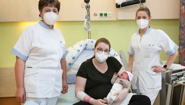 Krankenschwester Rosa Ritt, Mama Katharina mit der kleinen Miriam und Krankenschwester Christina Halbartschlager (Bild: Land OÖ)