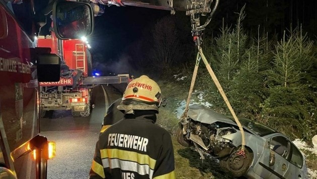 Mittels Kran wurde der Unfallwagen geborgen (Bild: FF Wies/Garber)