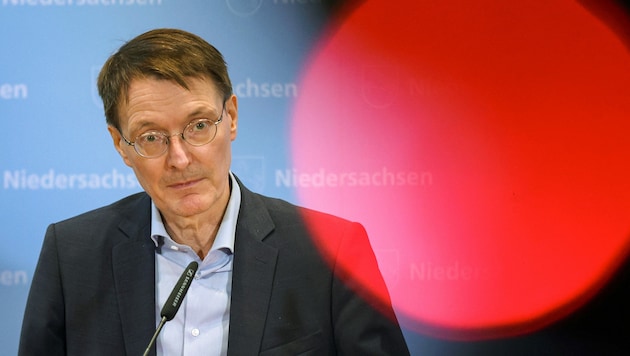 Er sieht nicht rot, er sieht Licht am Ende des Tunnels - Gesundheitsminister Karl Lauterbach. (Bild: AFP/Ronny Hartmann)