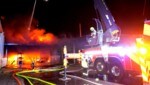 Großbrand in der Silvesternacht am Areal der Firma Kunert in Rankweil (Vorarlberg). Mehrere Hallen fingen Feuer, zwei Feuerwehrleute zogen sich Rauchgasvergiftungen zu. (Bild: APA/MATHIS FOTOGRAFIE)