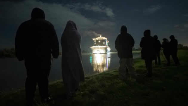 Das Kreuzfahrtschiff der Aida-Gruppe konnte nicht auslaufen - der Nachthimmel blieb bei der Silvesterreise damit dunkel. (Bild: APA/dpa/Mohssen Assanimoghaddam)