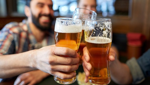 Die Bierpreise werden kräftig steigen, und die Wirte überlegen sich Alternativen zur offenen Halbe, um die Gäste zu halten (Bild: stock.adobe.com)