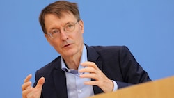 Deutschlands Gesundheitsminister Karl Lauterbach ist in der Corona-Pandemie als Mahner und Warner bekannt. (Bild: AFP)