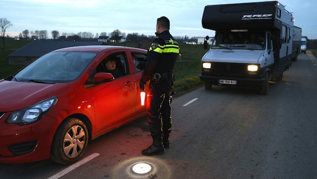 Die Polizei kontrollierte alle Lenker, die in der Nähe der illegalen Party mit ihrem Fahrzeug auf der Straße fuhren. (Bild: AFP)