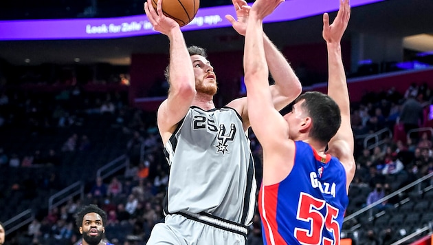 Jakob Pöltl von den San Antonio Spurs (li.) im Duell mit Luka Garza von den Detroit Pistons (Bild: APA/Getty Images via AFP/GETTY IMAGES/Nic Antaya)