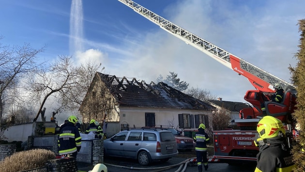 Ein Haus brannte im oststeirischen Burgau aus (Bild: BFV Fürstenfeld)