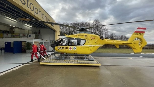 Lebensrettung ist Teamwork: Beim Rangieren des Helikopters packen alle Crewmitglieder mit an. (Bild: Schulter Christian)