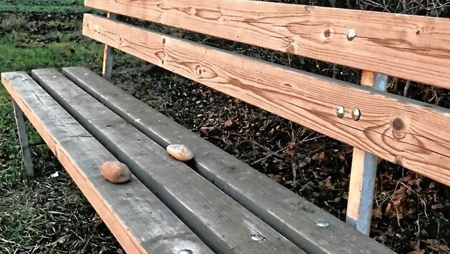 Zwei Ausweise waren mit Steinen beschwert auf einer Sitzbank bei einem Marterl nahe Frauenkirchen abgelegt worden. (Bild: Charlotte Titz)