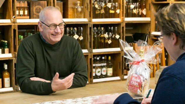 Seit Jahrzehnten führt der Weinexperte Johannes Hengl den Familienbetrieb in Dornbirn. (Bild: Mathis Fotografie)