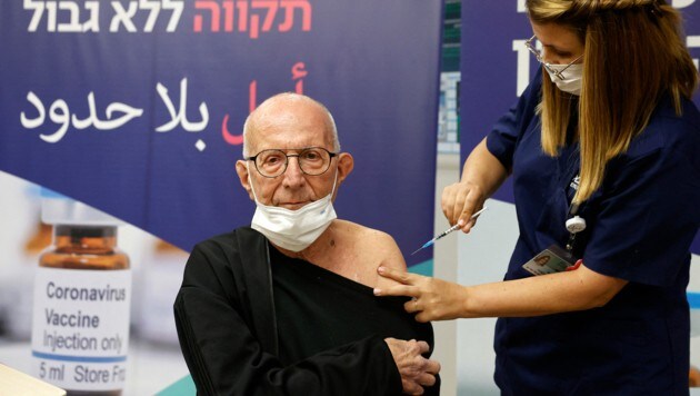 Ein Mann aus Israel erhält in Tel Aviv die vierte Impfung. (Bild: AFP)