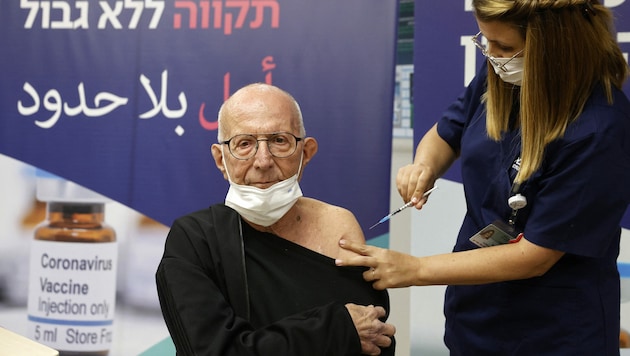Ein Mann aus Israel erhält in Tel Aviv die vierte Impfung. (Bild: AFP)