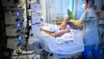 Intensivstation in einem Krankenhaus in Neuchatel (Schweiz) (Bild: AP)
