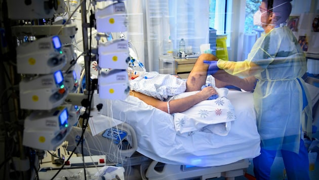 Intensivstation in einem Krankenhaus in Neuchatel (Schweiz) (Bild: AP)