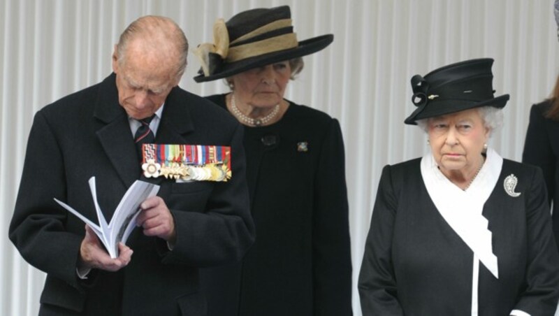 Lady Farnham mit Prinz Philip und Queen Elizabeth (Bild: Mark Stewart / Camera Press / picturedesk.com)