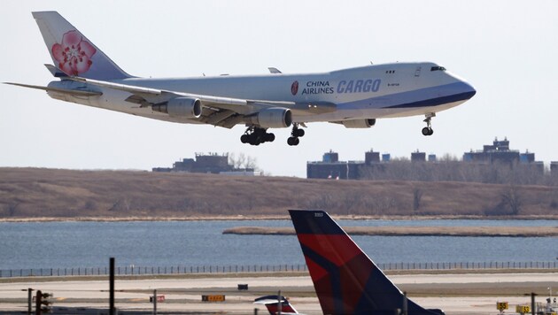 Eine China-Airlines-Maschine aus Taiwan im Landeanflug auf den Flughafen von New York (Bild: ASSOCIATED PRESS)