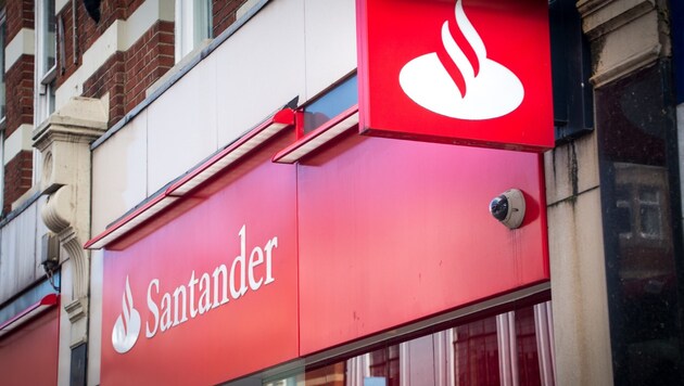 Die spanische Santander-Bank hat Tochterunternehmen in mehr als 20 Ländern auf der Welt - unter anderem in Großbritannien. (Bild: stock.adobe.com)