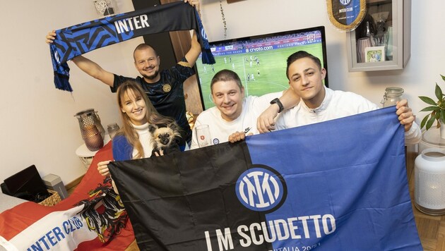 Ob im Giuseppe-Meazza-Stadion oder zu Hause im Wohnzimmer, die Mitglieder des Fanclubs (hinten links: Lukas Ammann) feuern Inter, wie beim 5:0-Sieg gegen Schlusslicht Salernitana im Dezember, am liebsten gemeinsam an. (Bild: Maurice Shourot)