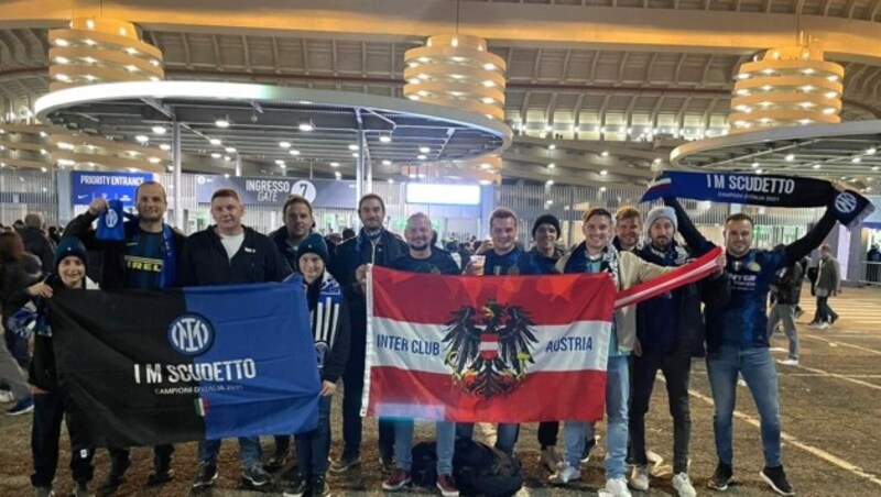 Eine Fraktion des Inter Club Austria gemeinsam vor dem Giuseppe-Meazza-Stadion in Mailand. (Bild: Lukas Ammann)