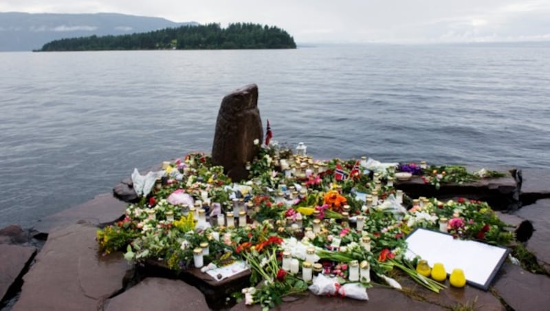 Nach dem Anschlag wurden Kerzen und Blumen am Ufer des Sees vor der Insel abgelegt. (Bild: JONATHAN NACKSTRAND)