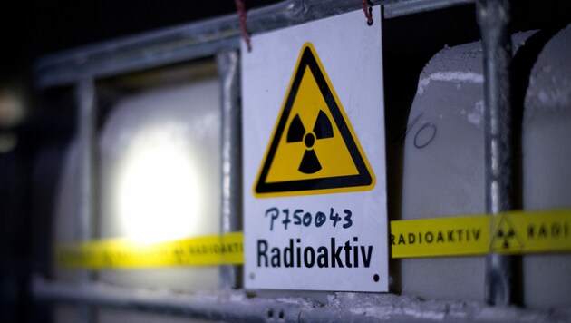 Ein Fass mit radioaktivem Wasser im Bergwerk Asse (Bild: AFP)