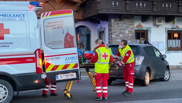 Die Schwerverletzte wurde mit der Rettung ins Krankenhaus Schwaz eingeliefert (Bild: zoom.tirol)