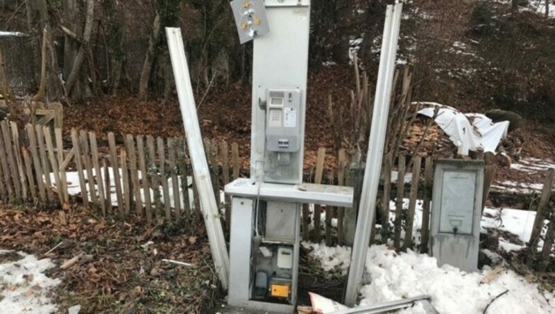 Eine zerstörte Telefonzelle in Techelsberg. (Bild: zVg/Polizei Kärnten)