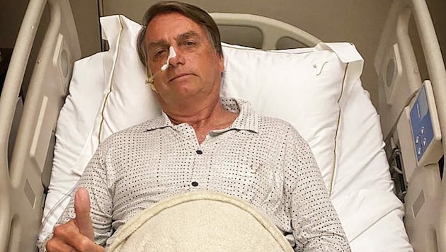 Jair Bolsonaro veröffentlichte ein Bild aus dem Krankenhaus. (Bild: AFP)