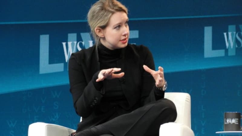 Elizabeth Holmes wurde anfangs noch als Visionärin gefeiert und in Presseartikeln mit Apple-Gründer Steve Jobs verglichen - was von ihrer Vorliebe für schwarze Rollkragenpullover noch unterstützt wurde.
 (Bild: AFP)