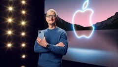 Apple-Boss Tim Cook mit seiner Cash-Cow, dem iPhone. (Bild: APA/AFP/Apple Inc./Handout)