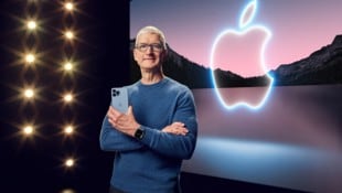 Apple-Boss Tim Cook mit seiner Cash-Cow, dem iPhone. (Bild: AFP/APA/Apple Inc./Handout)