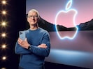 Apple-Boss Tim Cook mit seiner Cash-Cow, dem iPhone.